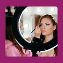 Eine Frau wird geschminkt, Symbolfoto für Datenschutzhinweise Beauty Workshops